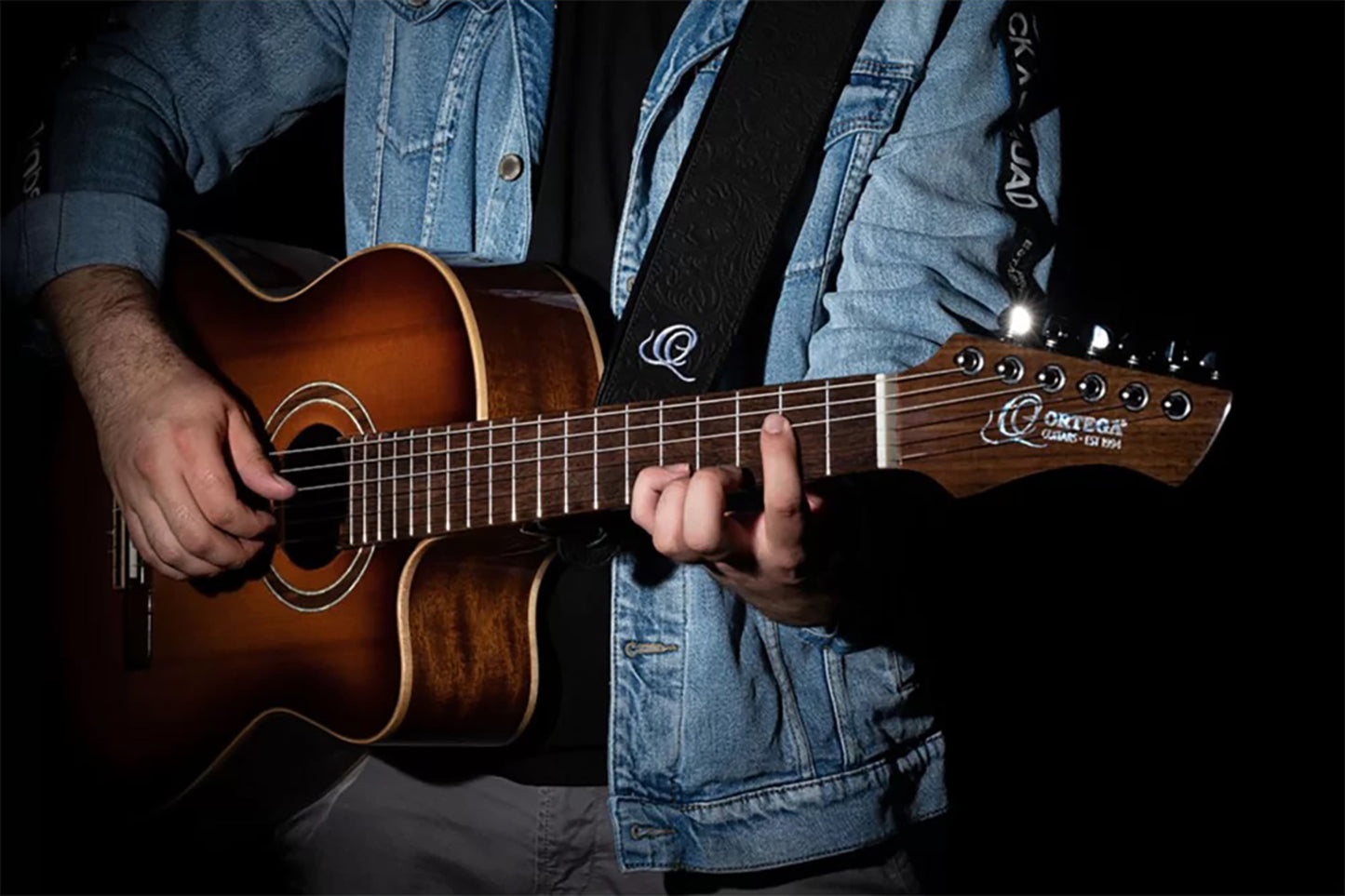 OSBY-1, courroie guitare, série Byzantine, face cuir, dos PVC (vegan), largeur 7 cm, longueur 145 cm, byzantine black