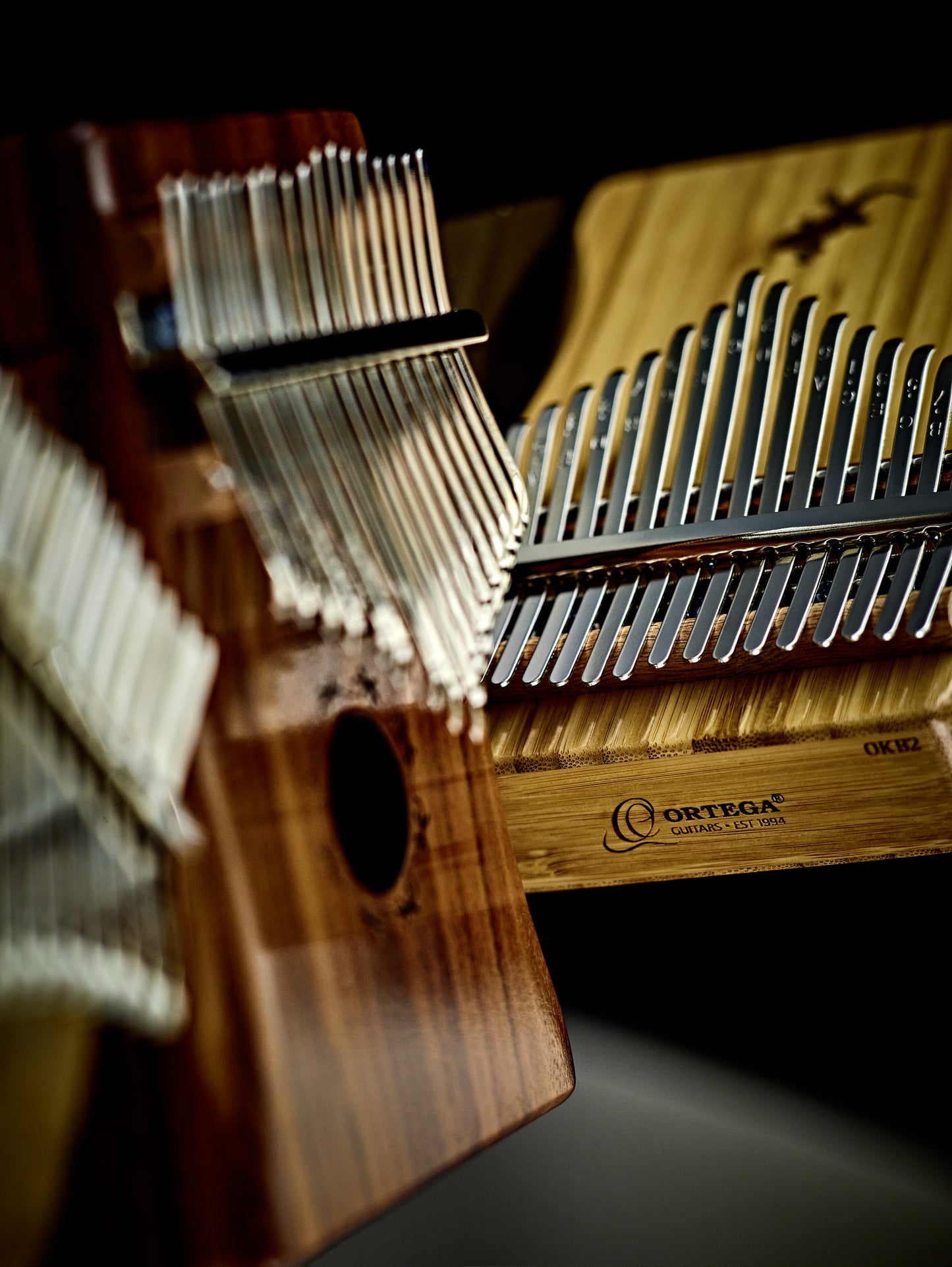 OKB2, kalimba Ortega, série Lizard, 17 notes en DO majeur, bois de Phoebe massif, rosace en face avant, étui, naturel brillant