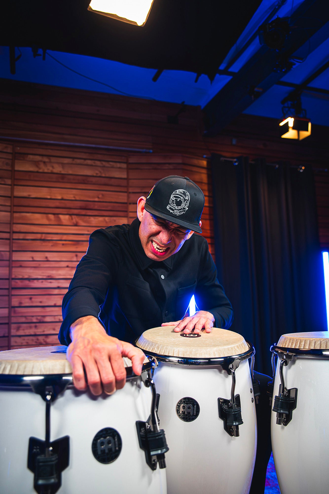 Tumba Roberto Serrano 12"1/2, fût Chêne Siam 3 plis, hauteur 76.2cm, peau Fiberskyn, cercles SSR 4mm.