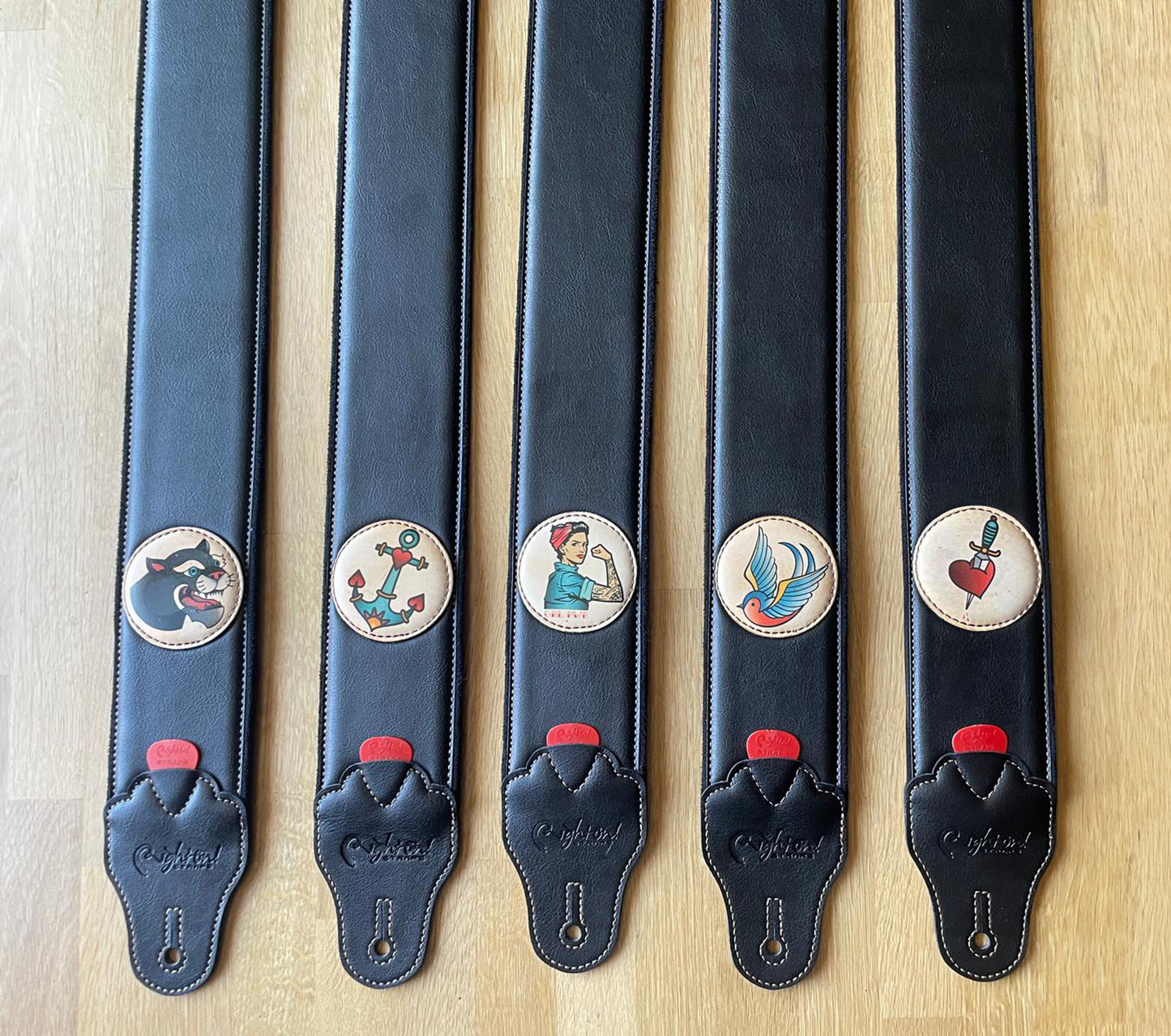 Pack de 5 courroies modèle TATOO OLD SCHOOL : 1x ANCHOR, 1x HEART, 1x PANTHER, 1x PIN-UP, 1x SWALLOW, livré en boite cartonnée