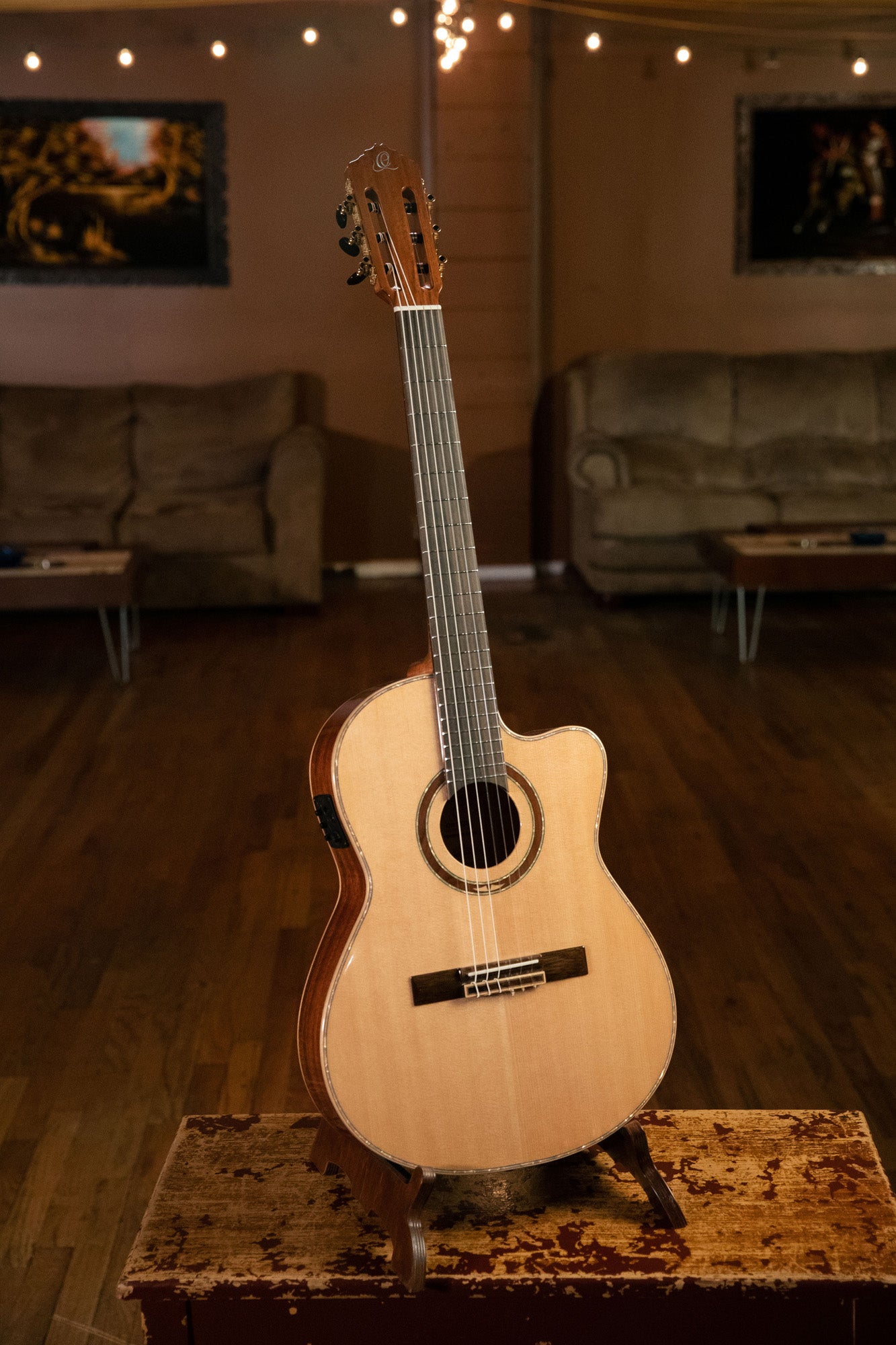 RCE138-T4, Slim Neck Thinline, pan coupé, EQ MagusPro, table épicéa massif, sillet 48 mm, housse, naturel brillant