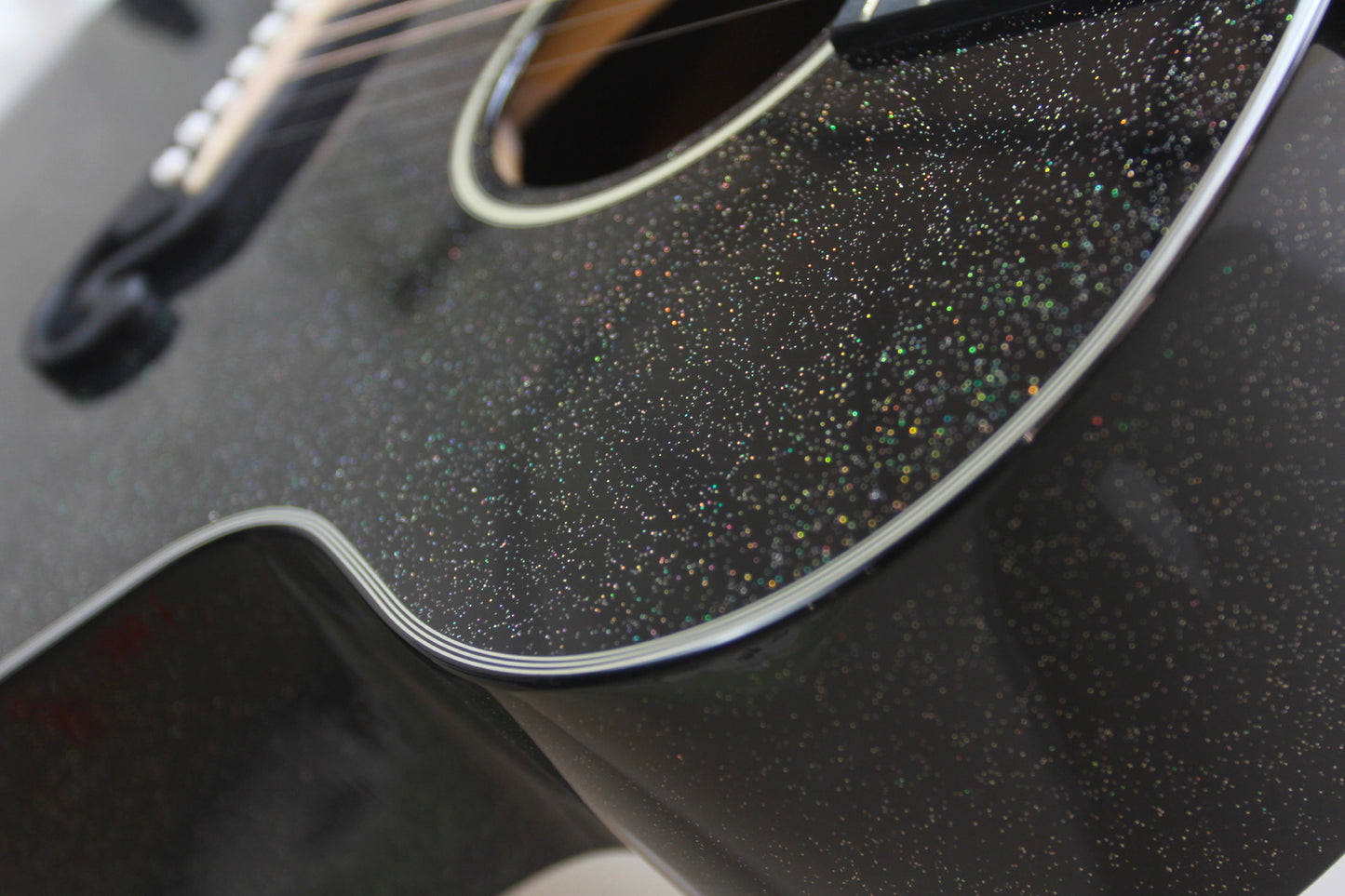 Modèle GJM-1E, Grand Jumbo, table épicéa massif, f/e acajou, touche micarta, EQ Fishman, noir pailleté