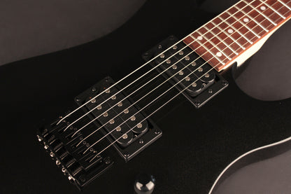 KX100, corps tilleul, manche vissé érable, touche jatoba, 2 micros doubles Powersound, black metallic