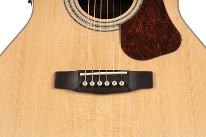 L710F, forme OM, table épicéa Sitka massif, f/e acajou massif, EQ Fishman Presys , naturel satiné