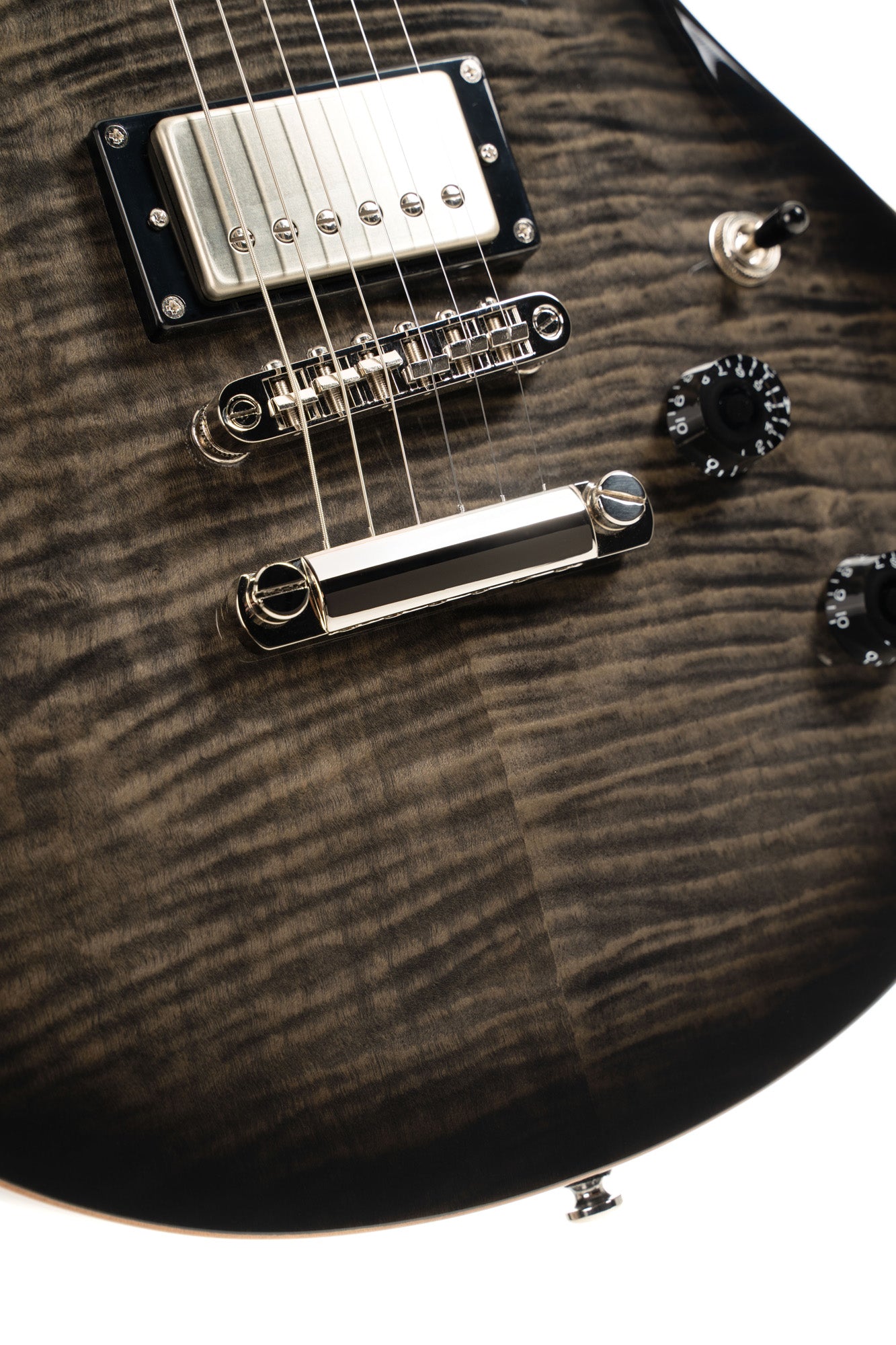 M600, corps acajou, placage érable flammé, manche collé acajou, 2 micros doubles Cort Voiced Tone VTH-59, trans black burst