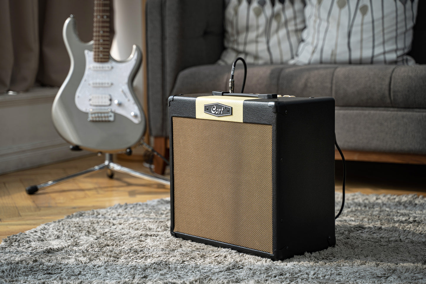 Ampli guitare 30W, 1x 10", 2 canaux, égaliseur 3 bandes, réverb, entrée Bluetooth, entrée CD/MP3 mini-Jack, noir