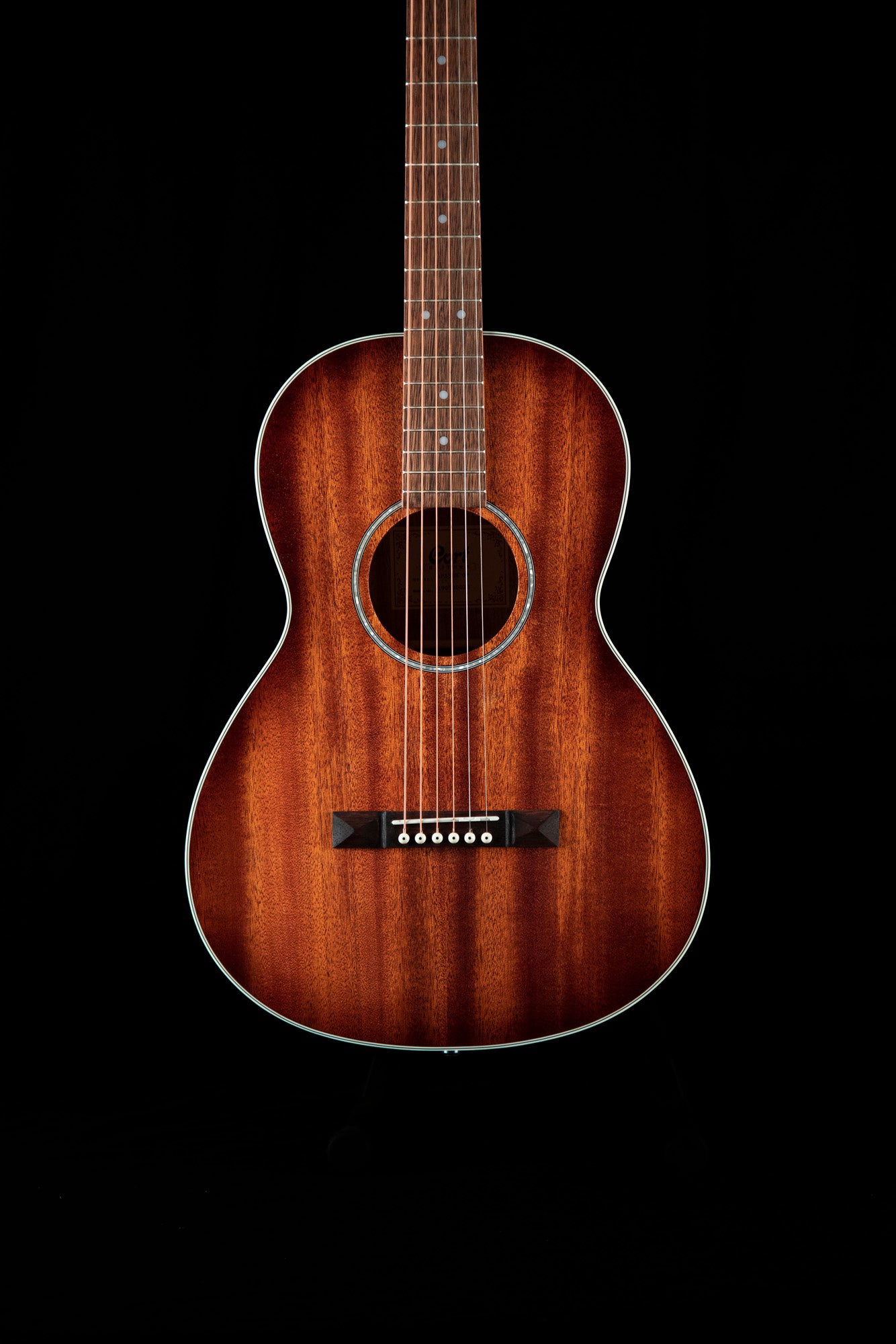 AP550, forme Parlor, table acajou, f/e acajou, manche acajou, sillet 43 mm, naturel pores ouverts