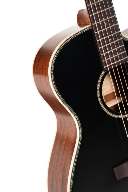 Essence OC4, table épicéa Sitka massif torréfié, f/e acajou, touche palissandre, Fishman Presys VT, semi brillant, table noire