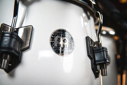 Conga Roberto Serrano 11" 3/4, fût Chêne Siam 3 plis, hauteur 76.2cm, peau Fiberskyn, cercles SSR 4mm.