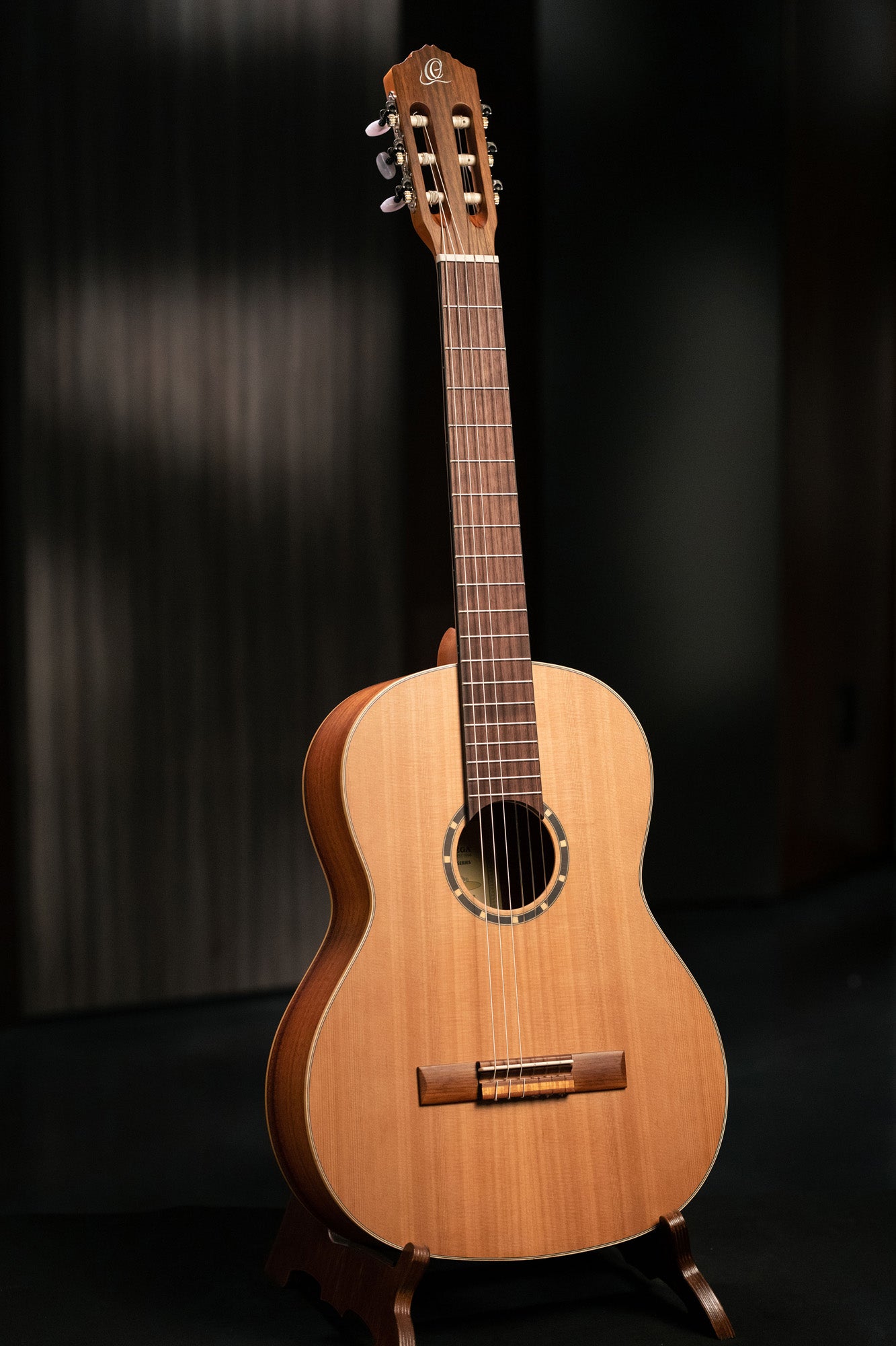 R122, table cèdre, fond & éclisses acajou, manche acajou (sillet 52 mm), housse, naturel satiné