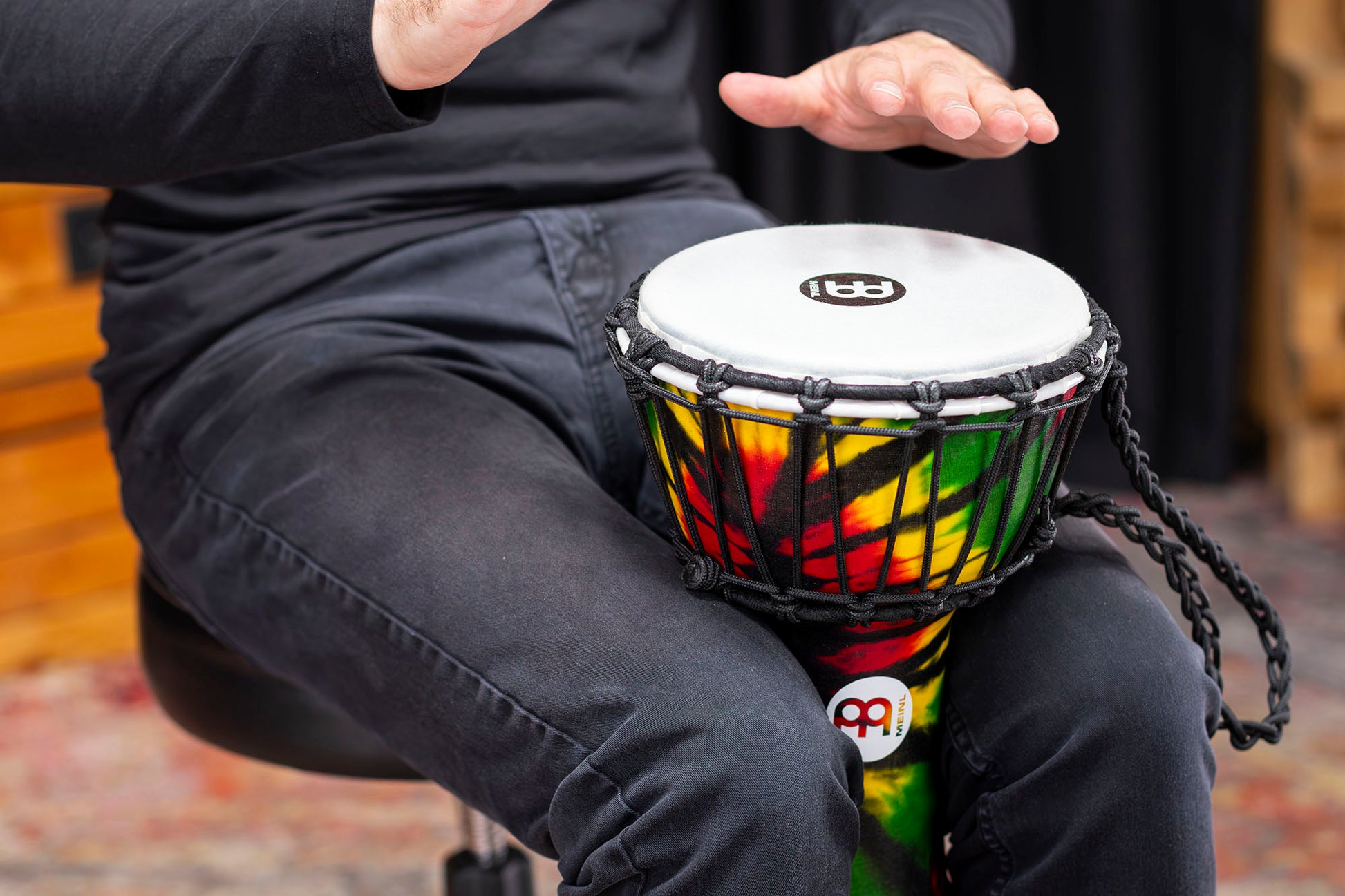 Djembe Meinl série Jr. peau synthétique 7" et hauteur 12 1/2" fini Tie Dye