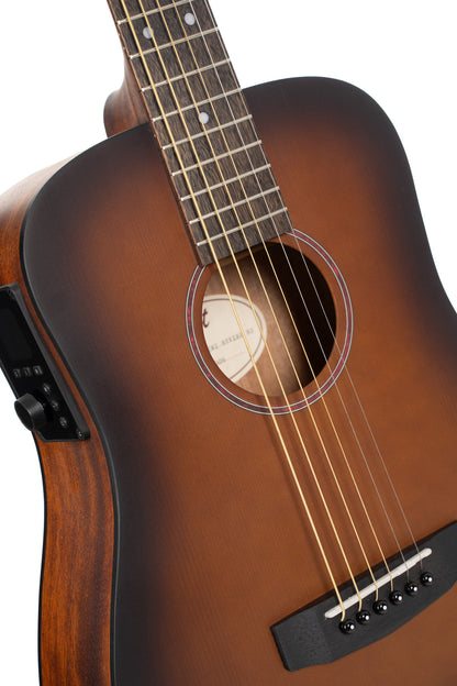 Earth Go, modèle Dreadnought 3/4, table épicéa massif, fond & éclisses acajou, HyVibe 2, housse, brown burst pores ouverts