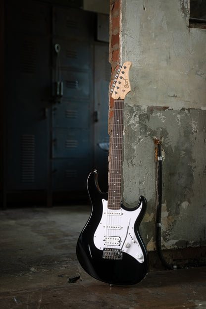 G200, corps peuplier, manche érable, touche jatoba , 2 micros simples et 1 double Powersound, plaque blanche, noir