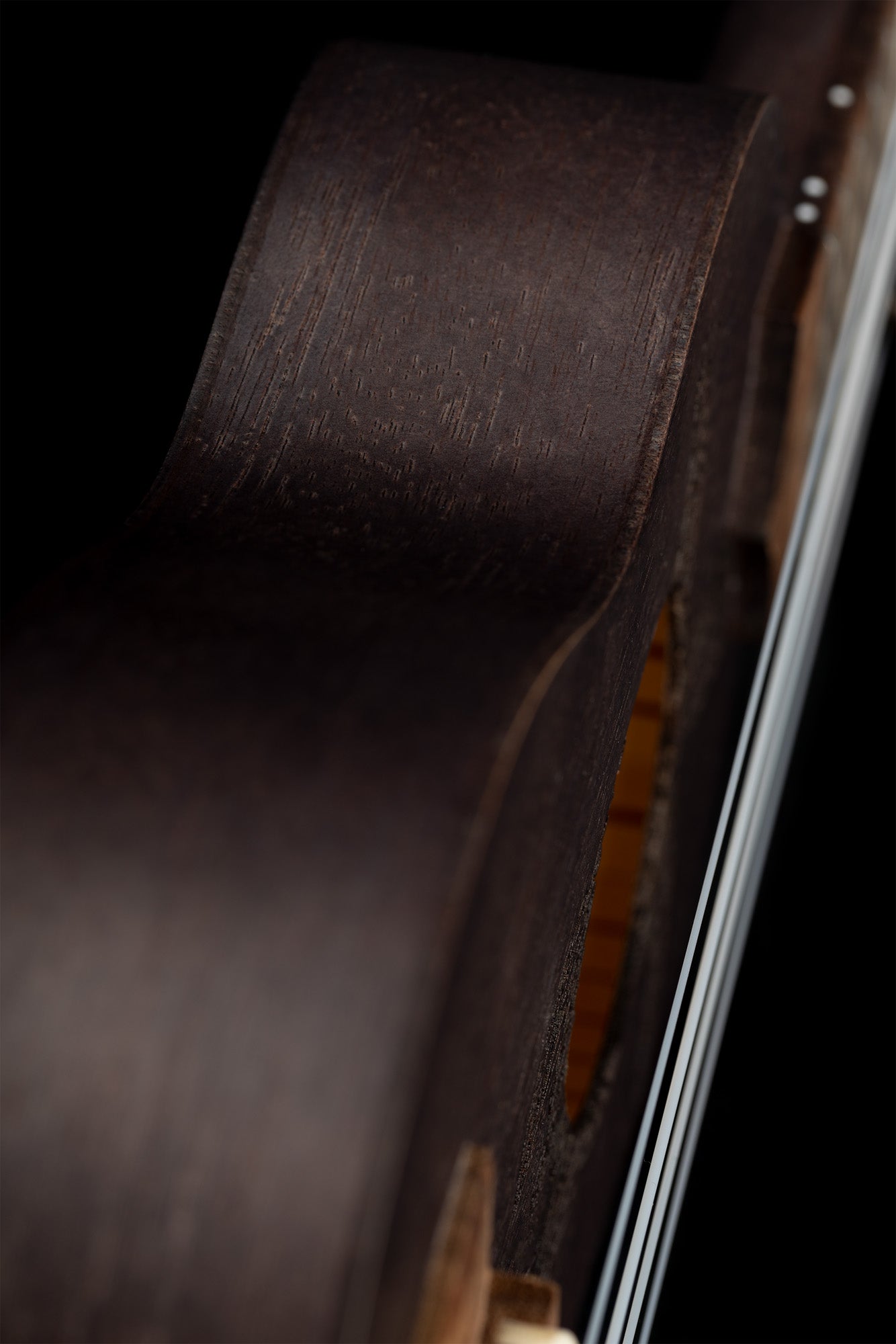 K1-CO, ukulélé Sopranino, table okoumé avec motif tortue, fond & éclisses okoumé, manche okoumé, charbon pores ouverts