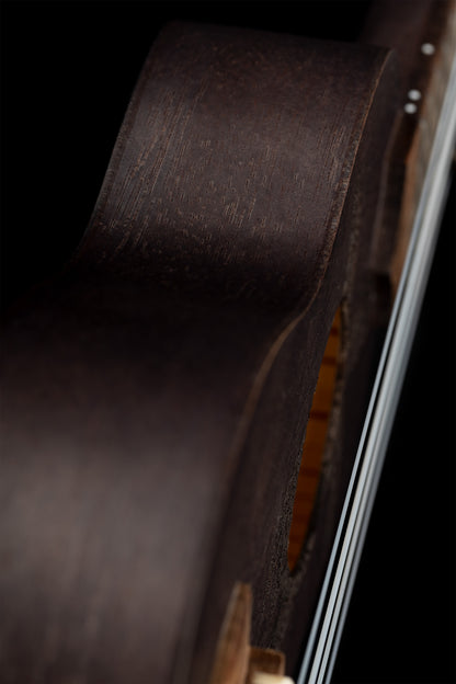 K1-CO, ukulélé Sopranino, table okoumé avec motif tortue, fond & éclisses okoumé, manche okoumé, charbon pores ouverts