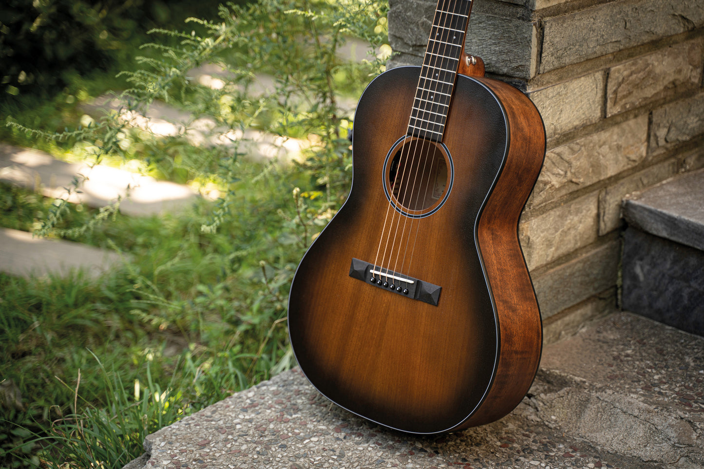 CORE-PE, forme Parlor, table acajou massif, f/e acajou massif, EQ Fishman Sonitone, soft case, noir dégradé pores ouverts