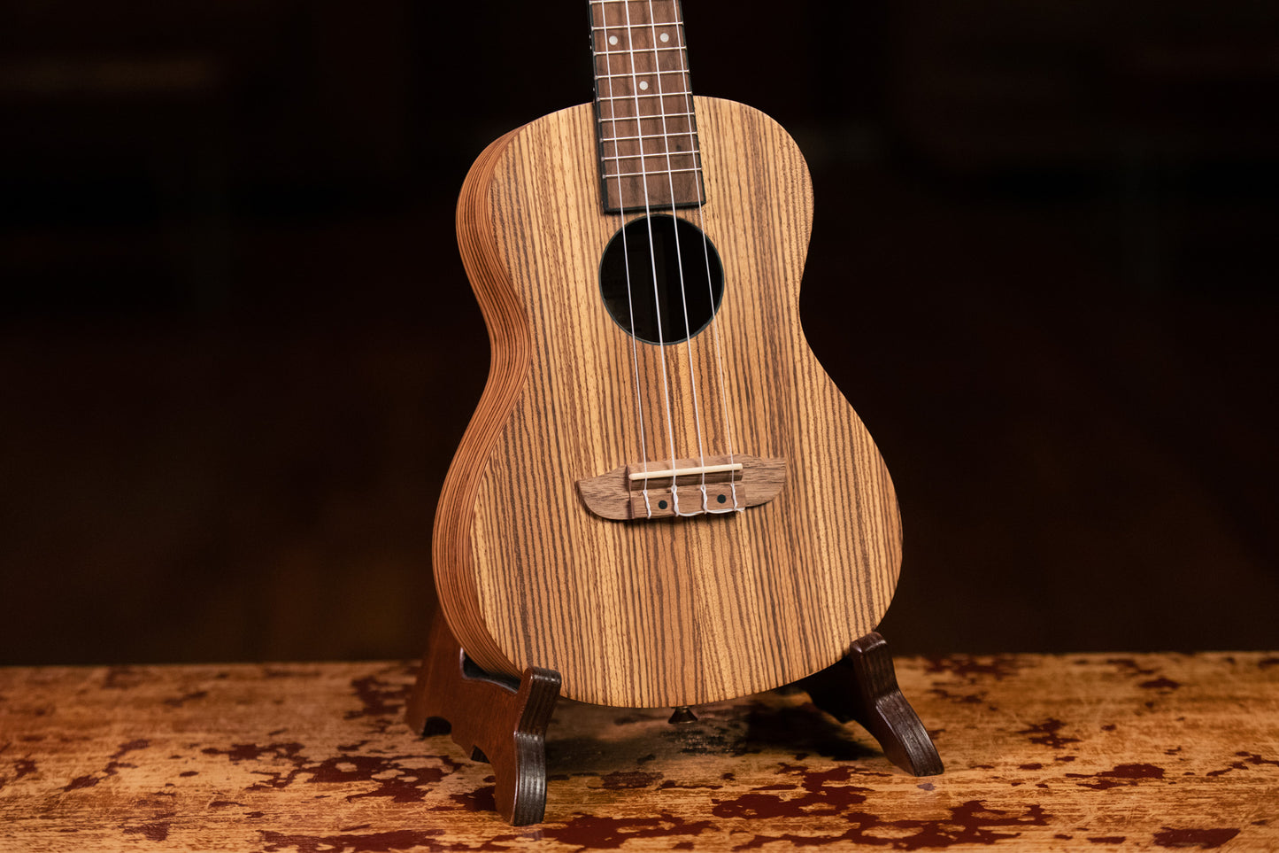 RFU11Z, modèle Concert, table zebrawood, fond & éclisses zebrawood, manche acajou, housse, naturel satiné