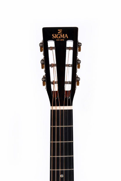 Modèle S000M-18S, série Custom, Forme 000, table épicéa massif, f/e acajou massif, tête ajourée, soft case, naturel brillant