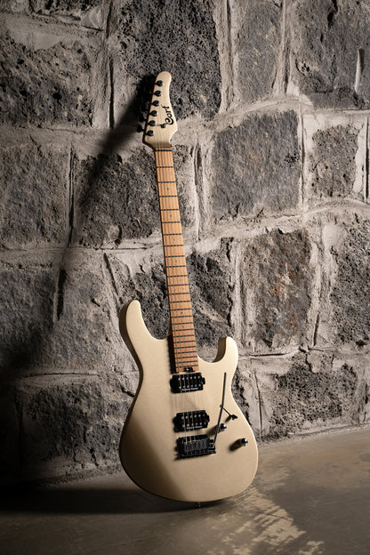 G300 PRO, corps tilleul, table érable massif, manche et touche érable torréfié, 2 micros Seymour Duncan, metallic gold