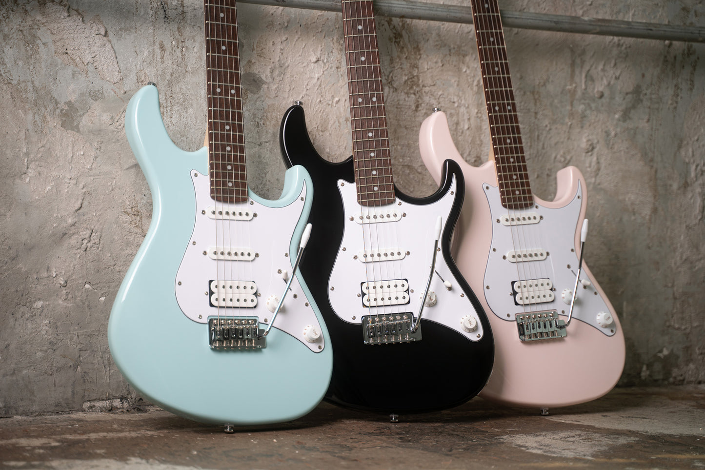 G200SP, corps peuplier, manche érable, touche jatoba , 2 micros simples et 1 double Powersound, plaque blanche, noir