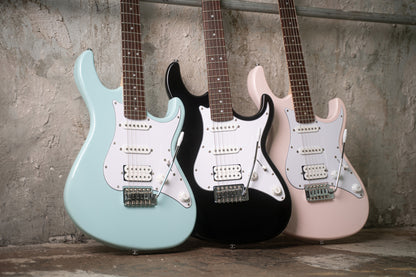 G200SP, corps peuplier, manche érable, touche jatoba , 2 micros simples et 1 double Powersound, plaque blanche, noir