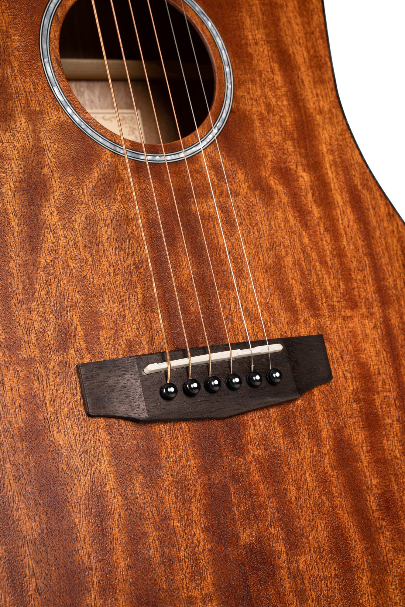 AD mini-M, dreadnought 3/4 (diapason 579 mm), table acajou, fond & éclisses acajou, rosace blanche nacrée, avec housse