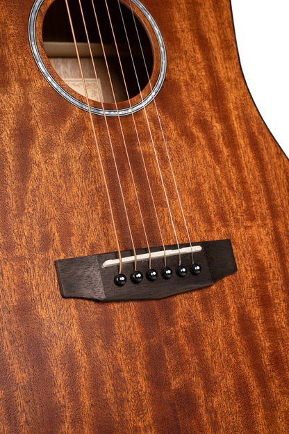 AD mini-M, dreadnought 3/4 (diapason 579 mm), table acajou, fond & éclisses acajou, rosace blanche nacrée, avec housse