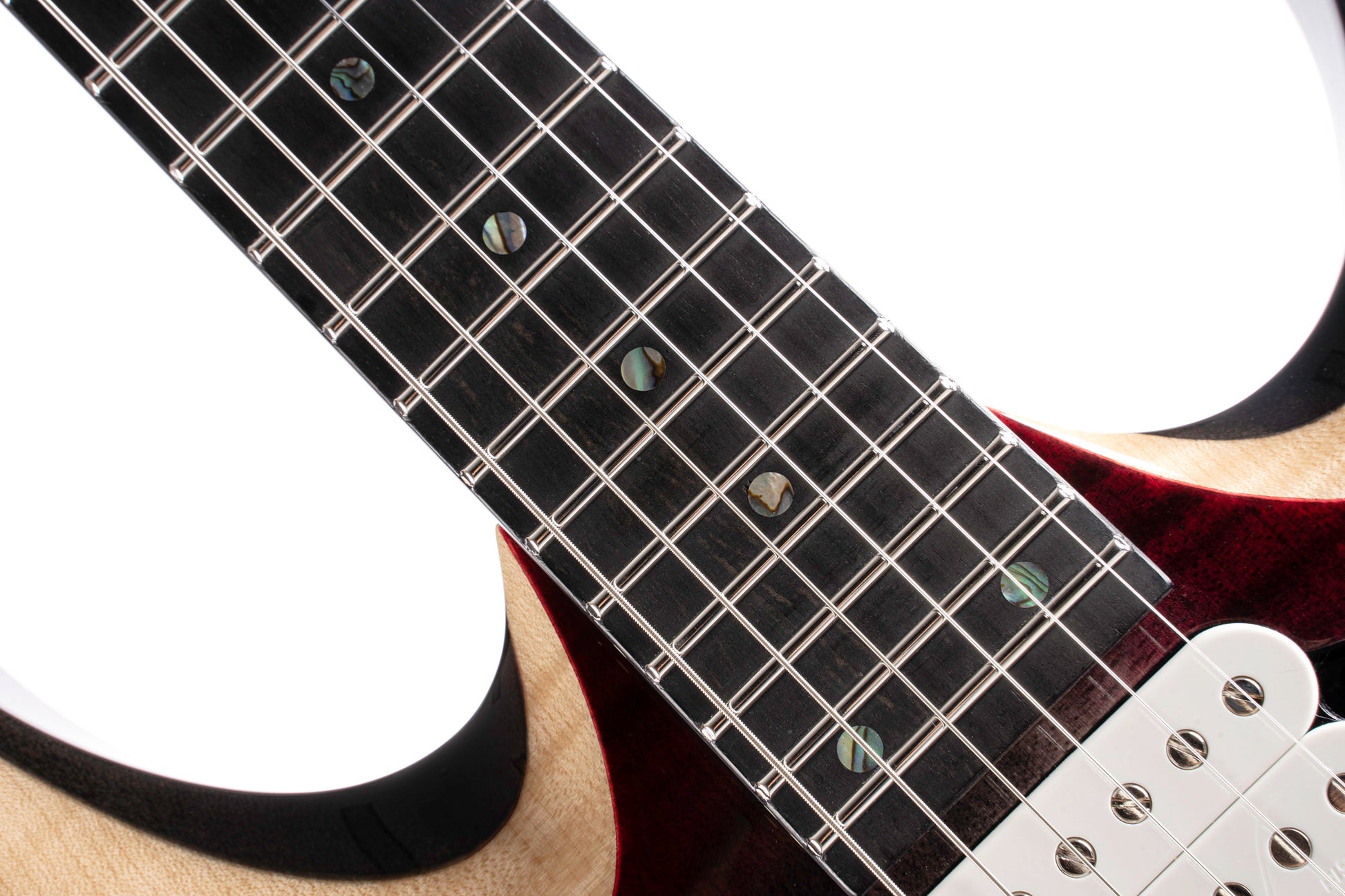 X700 Duality II, corps acajou, table érable flammé, touche ébène, trémolo CFA-III, micros Fishman Fluence, housse, lava burst