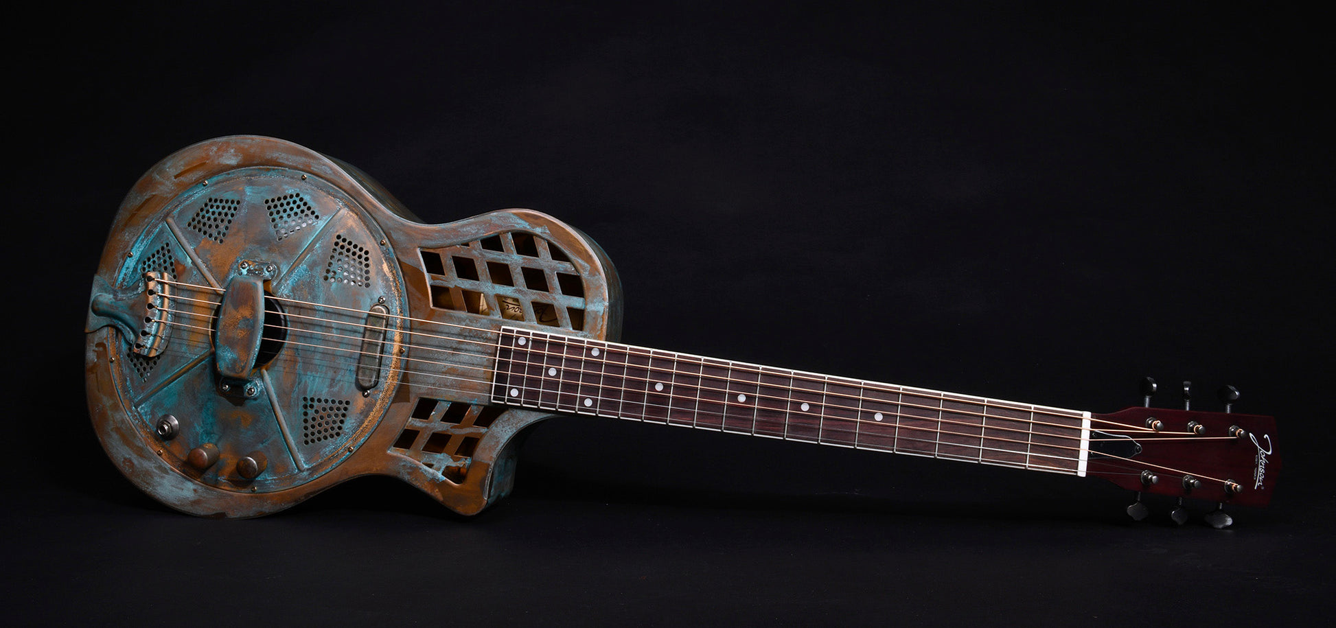 JR-994, corps en laiton"Brass Rust", manche acajou, touche palissandre, micro simple, résonateur single cone, soft case