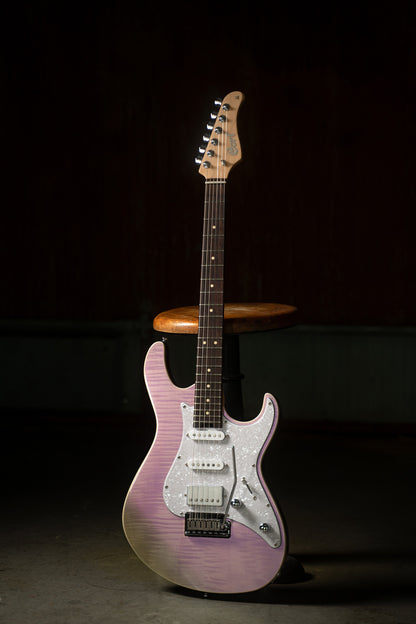 G280 SELECT, corps aulne, table érable flammé, 2 micros simples et 1 double Voiced Tone, trans chameleon purple