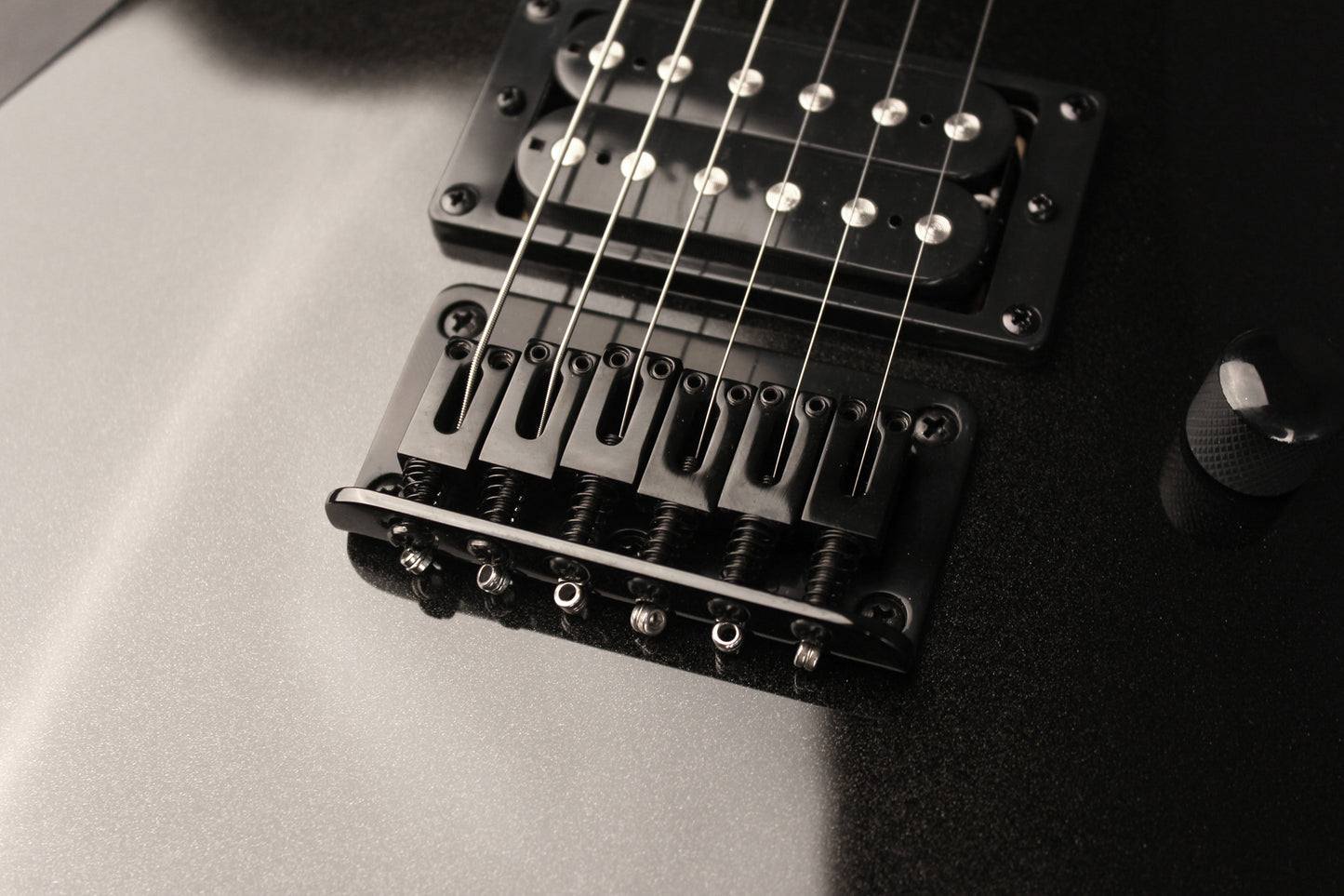 KX100, corps tilleul, manche vissé érable, touche jatoba, 2 micros doubles Powersound, black metallic