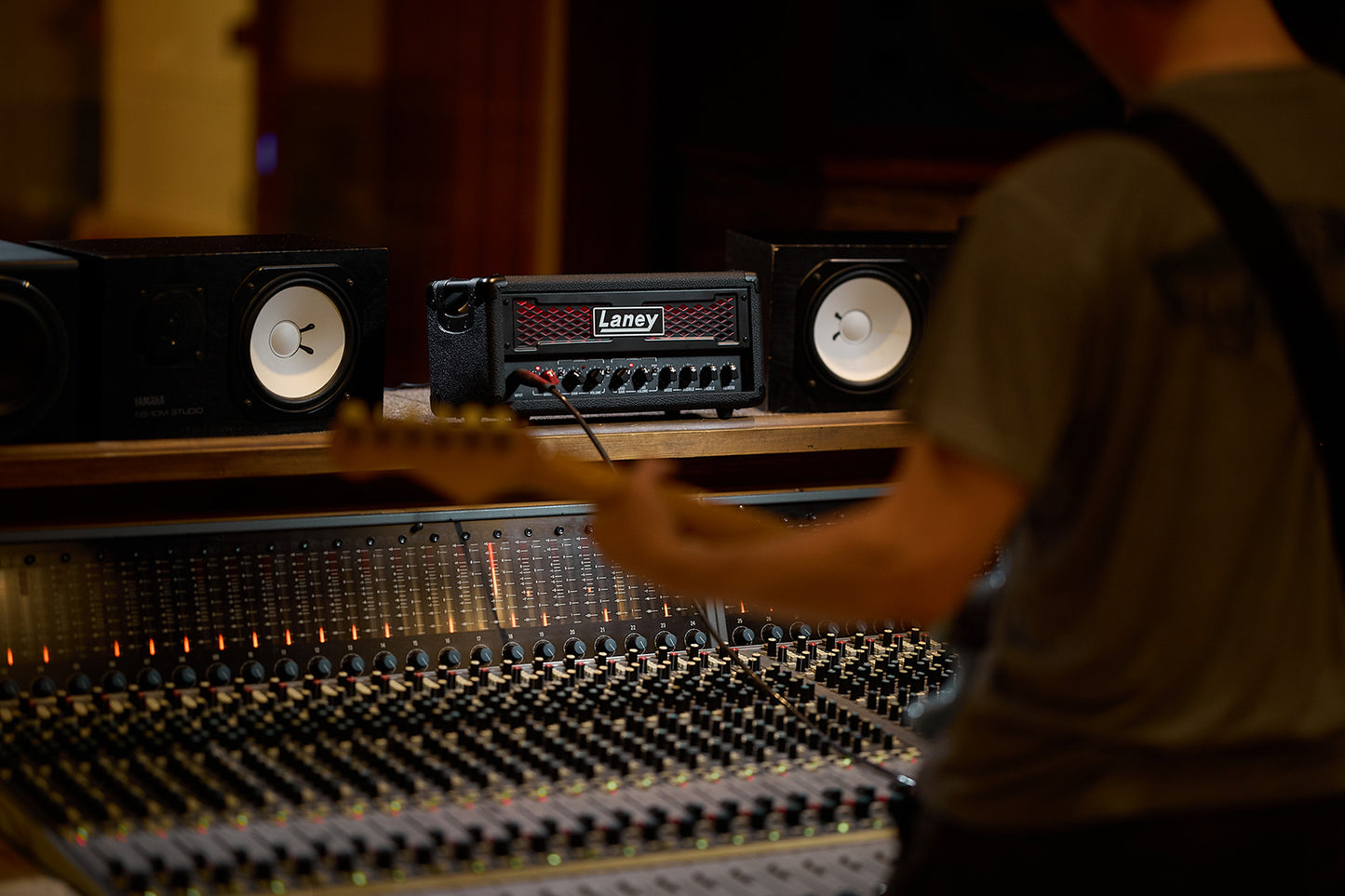 Ampli DUALTOP, 60W, 2 canaux, égalisation passive 3 bandes, switch Boost, sortie DI, avec alimentation 24V, noir