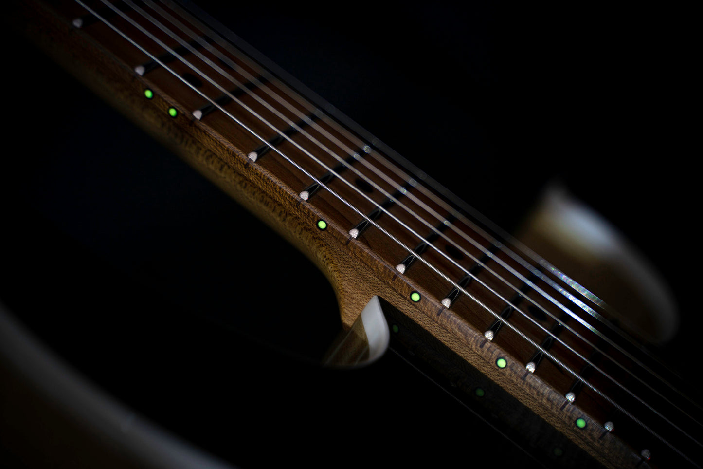 G290 FAT II, corps sassafras, table érable flammé, manche et touche érable torréfié, 2 micros Voiced Tone VTH-77, violin burst