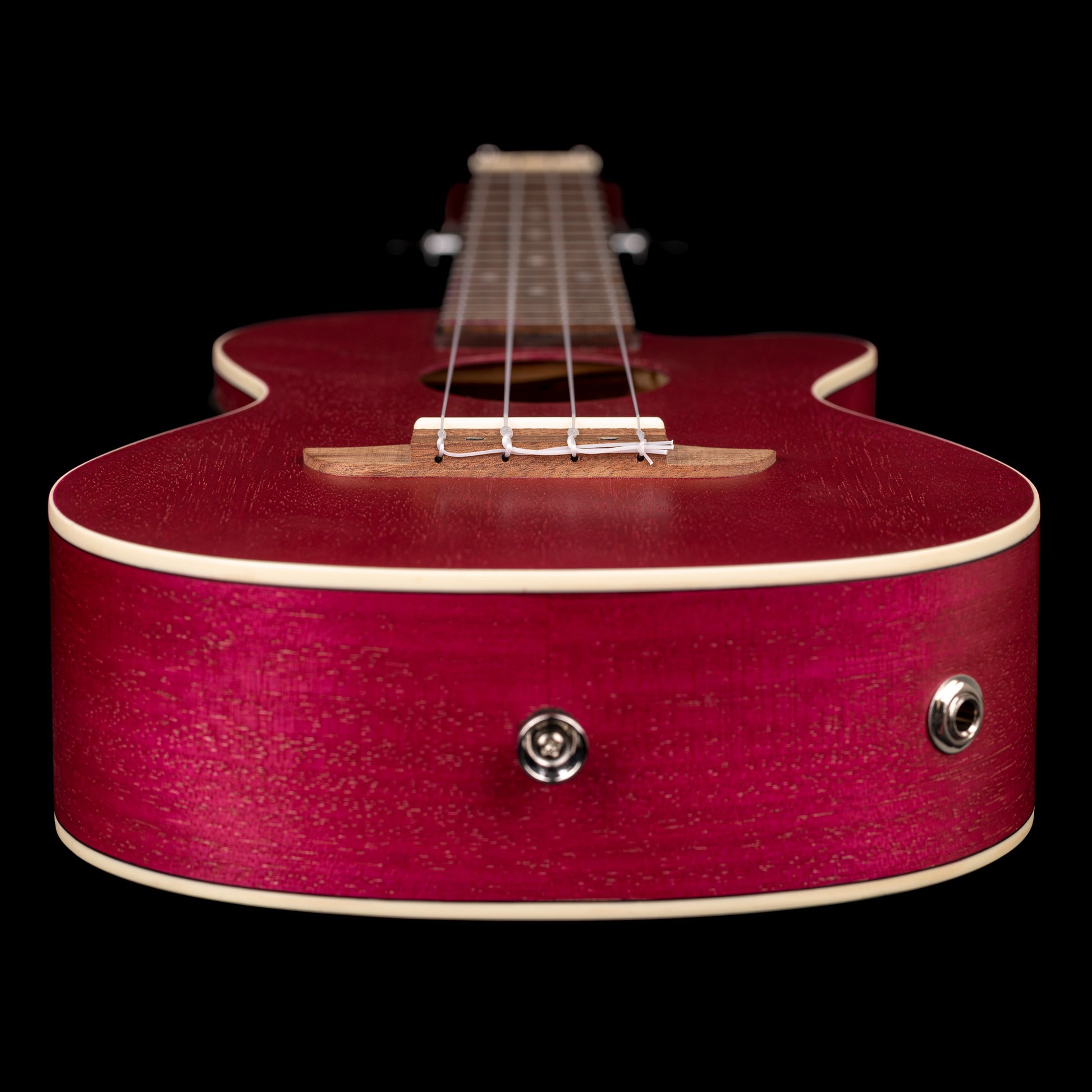 RURUBY-CE, modèle Concert pan coupé, EQ Ortega MagusUke, table okoumé, fond & éclisses okoumé, rouge rubis satiné