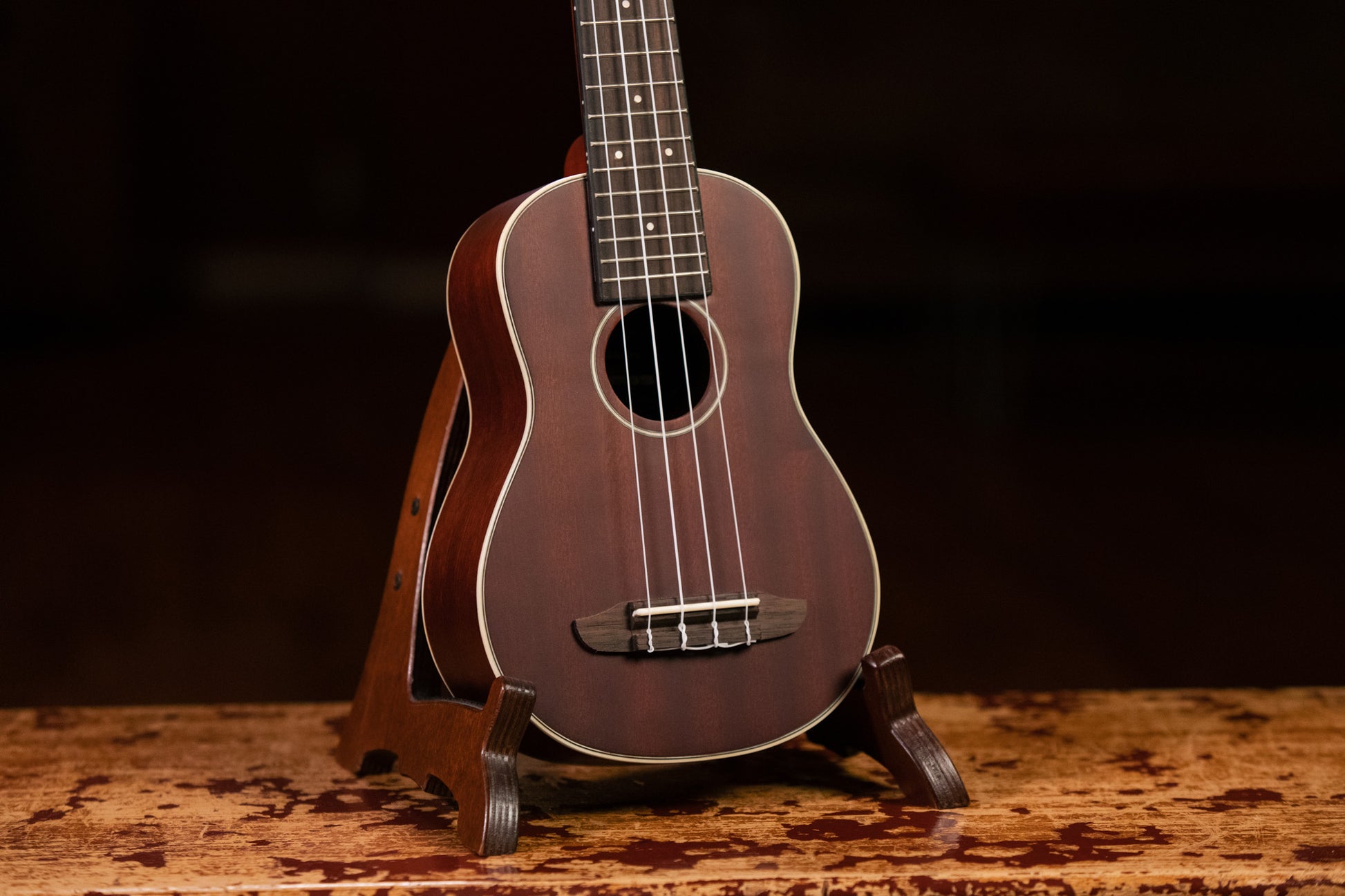 RU10, modèle Soprano, table acajou massif, fond & éclisses acajou massif, manche acajou, housse, naturel satiné.