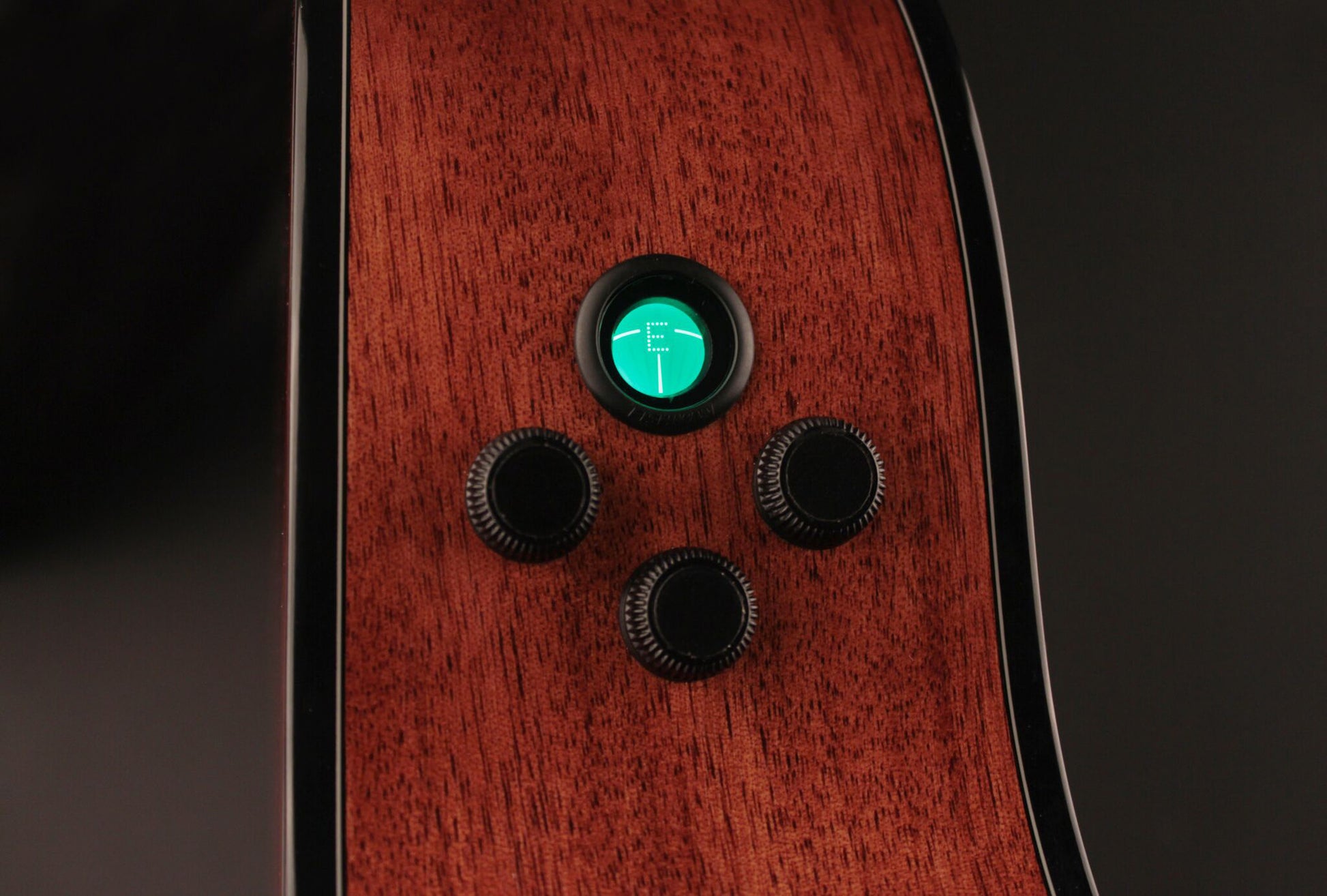 GOLD-OC6, forme Orchestra Model pan coupé, table épicéa massif torréfié, f/e acajou, EQ Fishman Flex Blend, naturel brillant