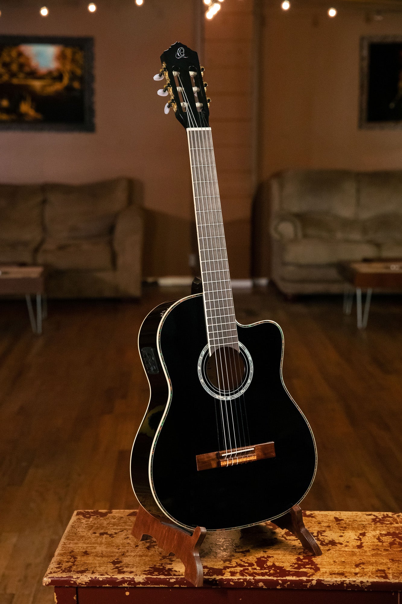 RCE141, pan coupé, EQ Ortega MagusPro, table épicéa massif, manche acajou (52 mm), noir brillant