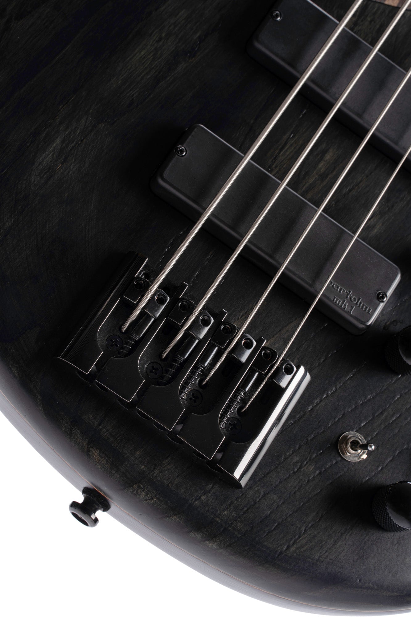 B4 Element, corps acajou, table frêne, touche érable torréfié, micros & préampli Bartolini MK-1, noir pores ouverts