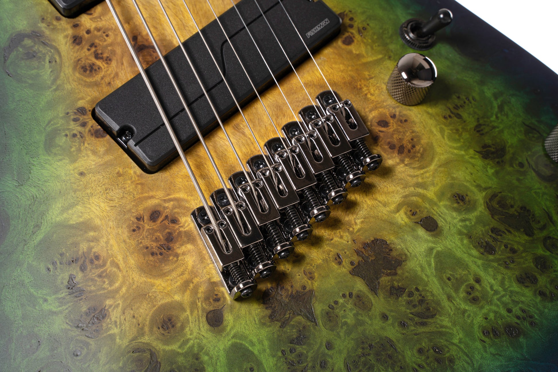 KX508MS2, 8 cordes, corps okoumé, table peuplier figuré, frettes en éventail, touche ébène, micros Fishman, mariana blue burst