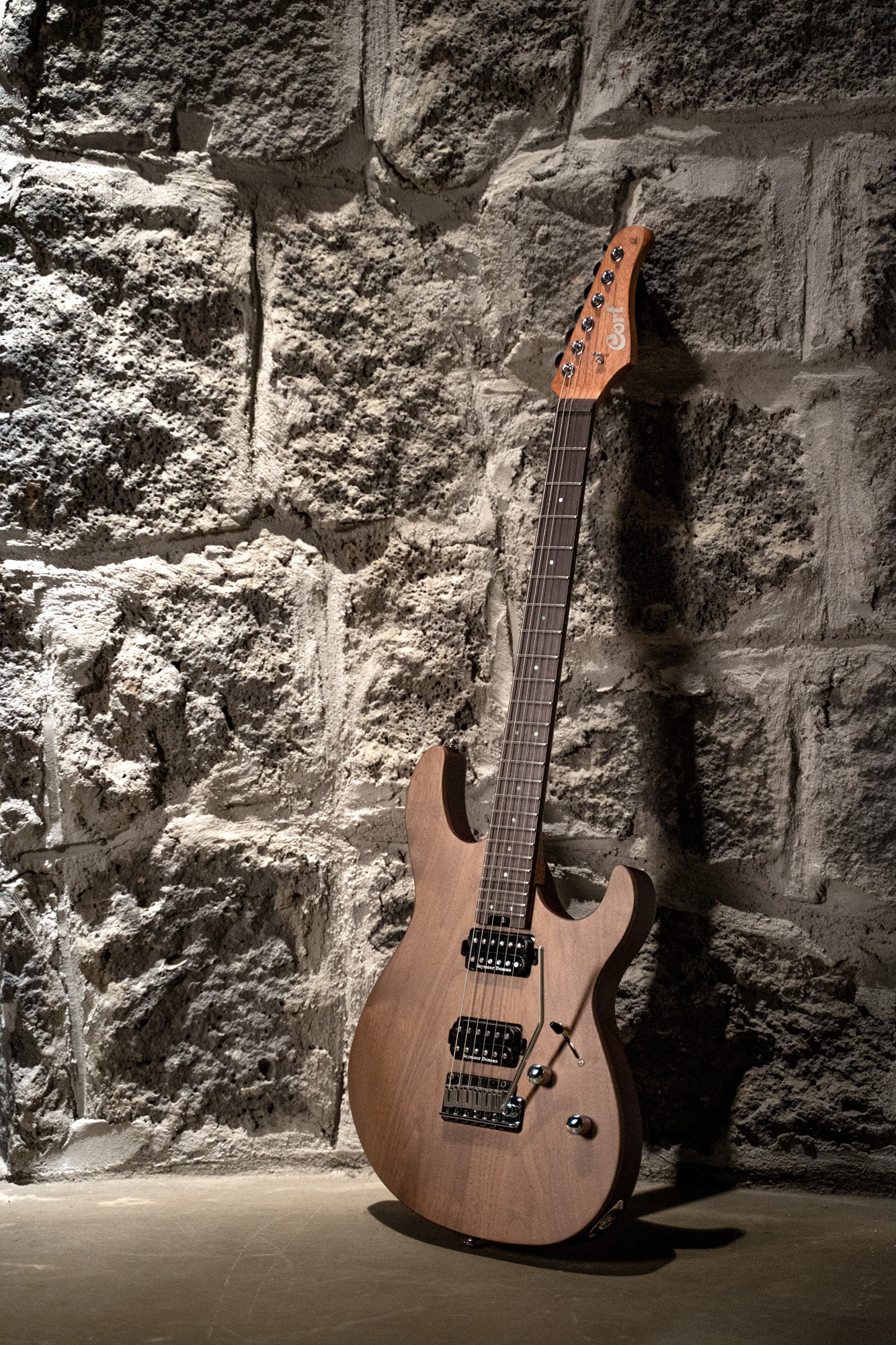 G300 RAW, corps acajou chambré, table noyer, manche acajou, touche palissandre, 2 micros Seymour Duncan, naturel satiné