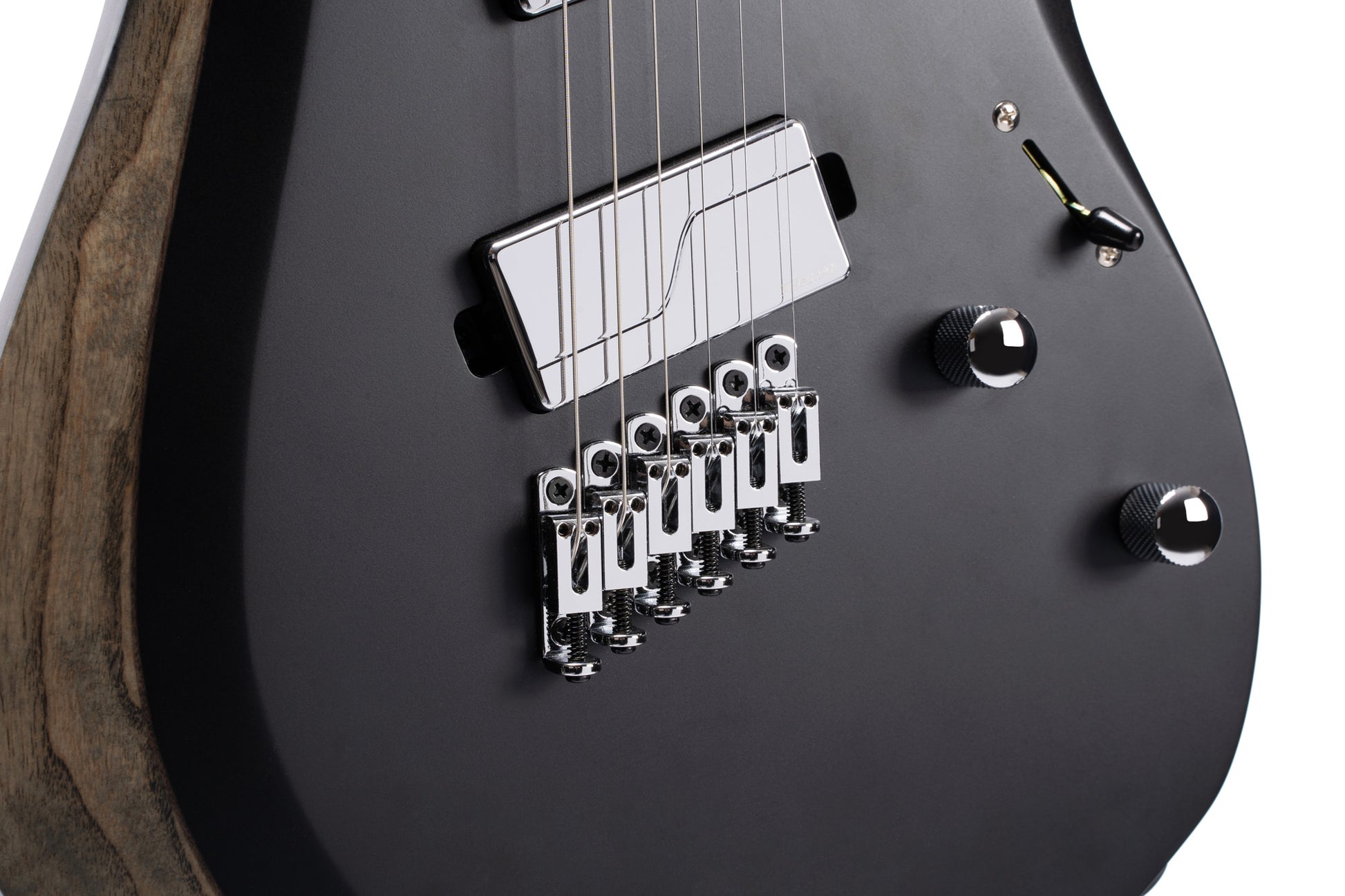 X700 Mutility, corps acajou, table frêne/érable, manche et touche érable torréfié, micros Fishman Fluence, housse, noir satiné