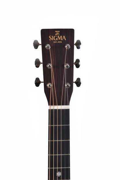 Modèle S000M-10E, Forme 000, table épicéa Sitka massif, f/e acajou massif, touche micarta, EQ LR Baggs, soft case, naturel