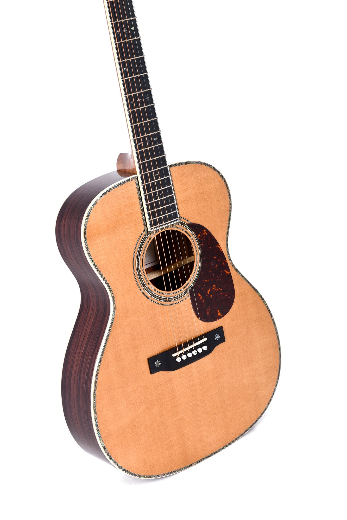 Modèle 000T-42, Forme 000, table épicéa massif, f/e tilia, touche micarta, binding abalone, étui, naturel brillant