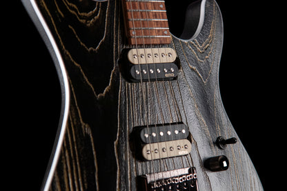 KX300 ETCHED, 6 cordes, corps acajou, table frêne sablée, touche pau ferro, 2 micros doubles EMG RetroActive, noir et or