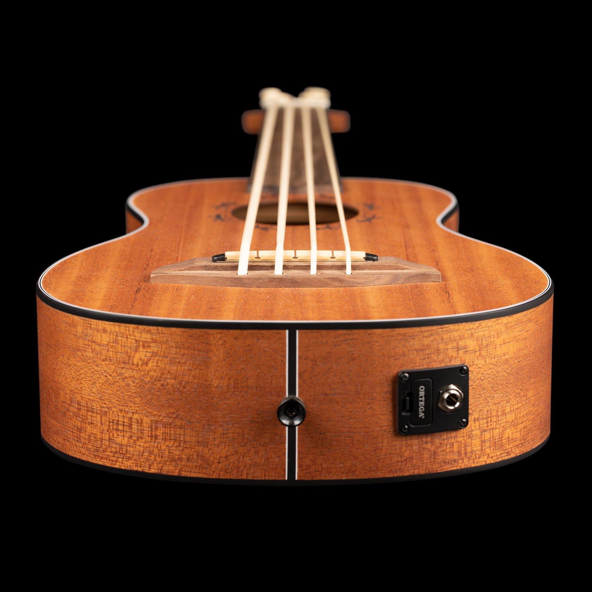 LIZZY, modèle fretless ligné, EQ MagusUkebass, table acajou, fond & éclisses acajou, manche acajou (45 mm au sillet), housse