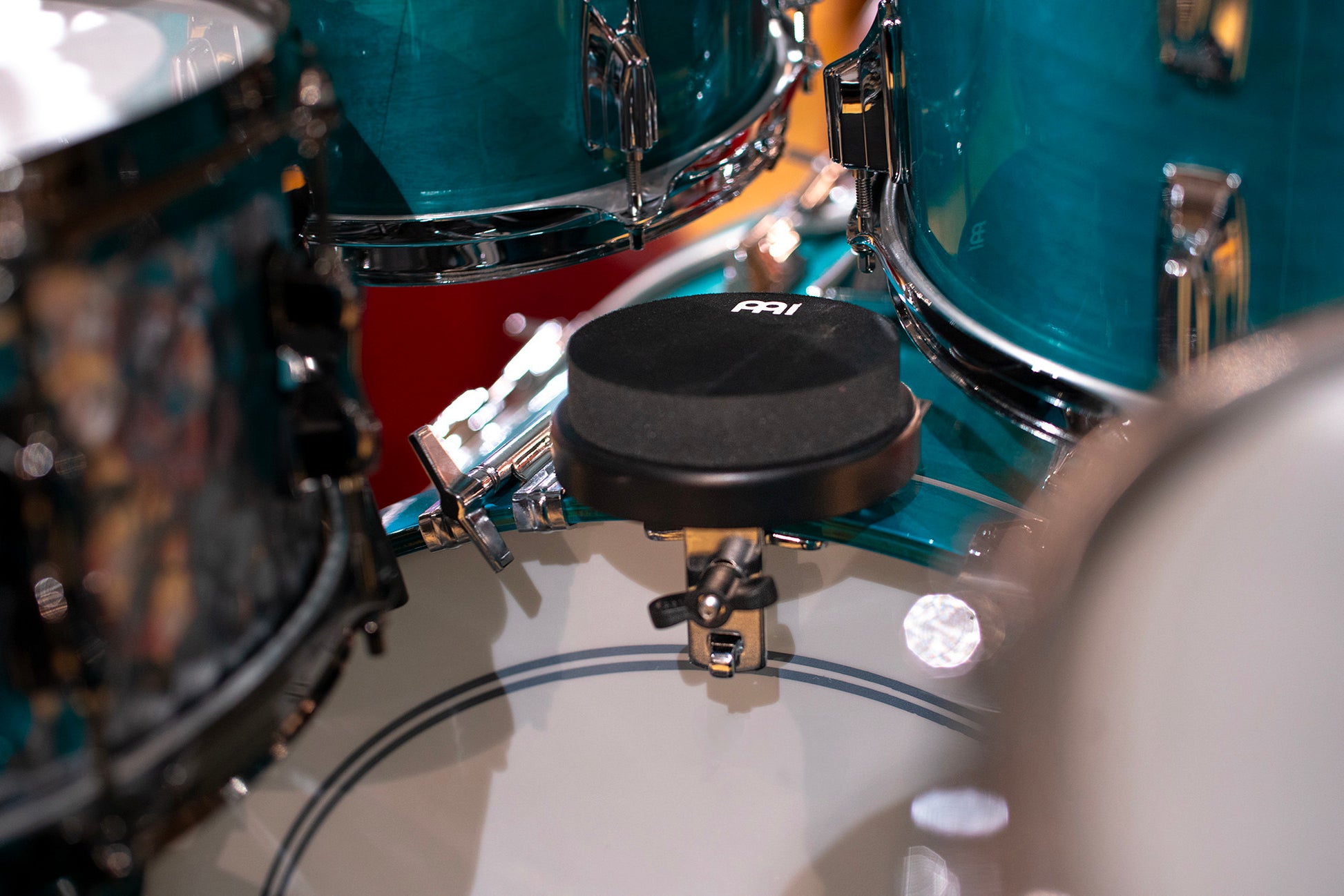 Pad d'entraînement grosse caisse Meinl 4", mousse"Marshmallow", se fixe au cerceau de grosse caisse grâce à ses attaches