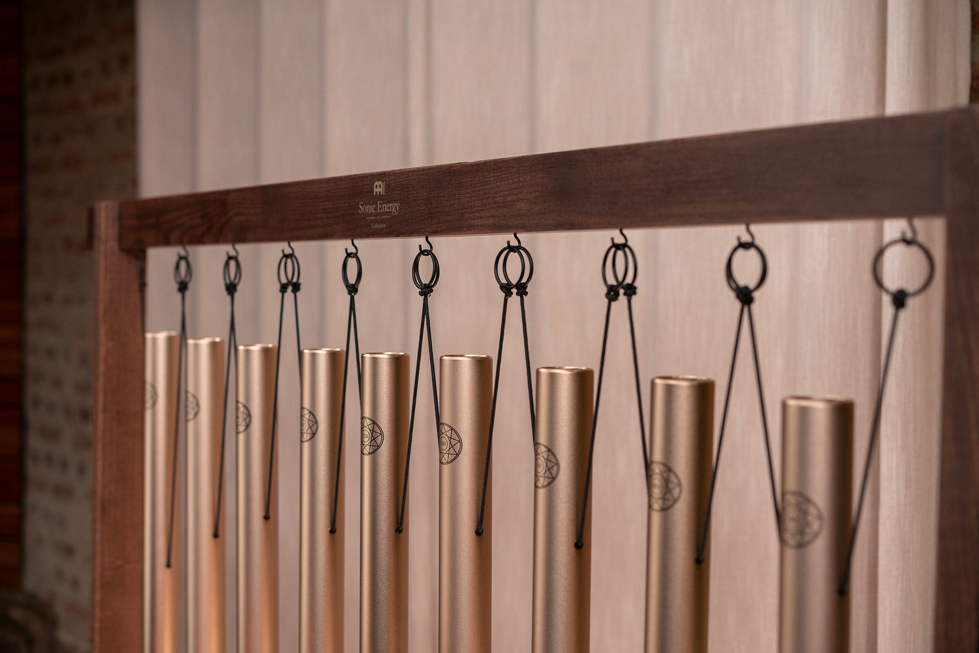 Set Solfeggio de 9 chimes Bain Sonore, stand, mailloches et sac de transport inclus, finition, champagne gold