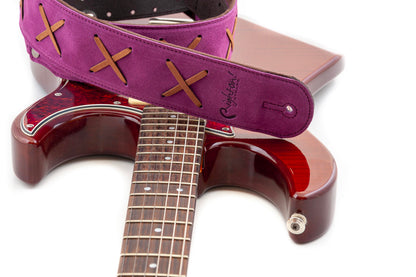 Courroie modèle LEGEND DG, cuir haute qualité, largeur 6 cm, longueur 100 à 145 cm, porte-médiators intégré, violet