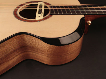 CUT CRAFT, série limitée, forme Small Jumbo, table épicéa européen, fond & éclisses myrtlewood, micro LR Baggs M80, étui