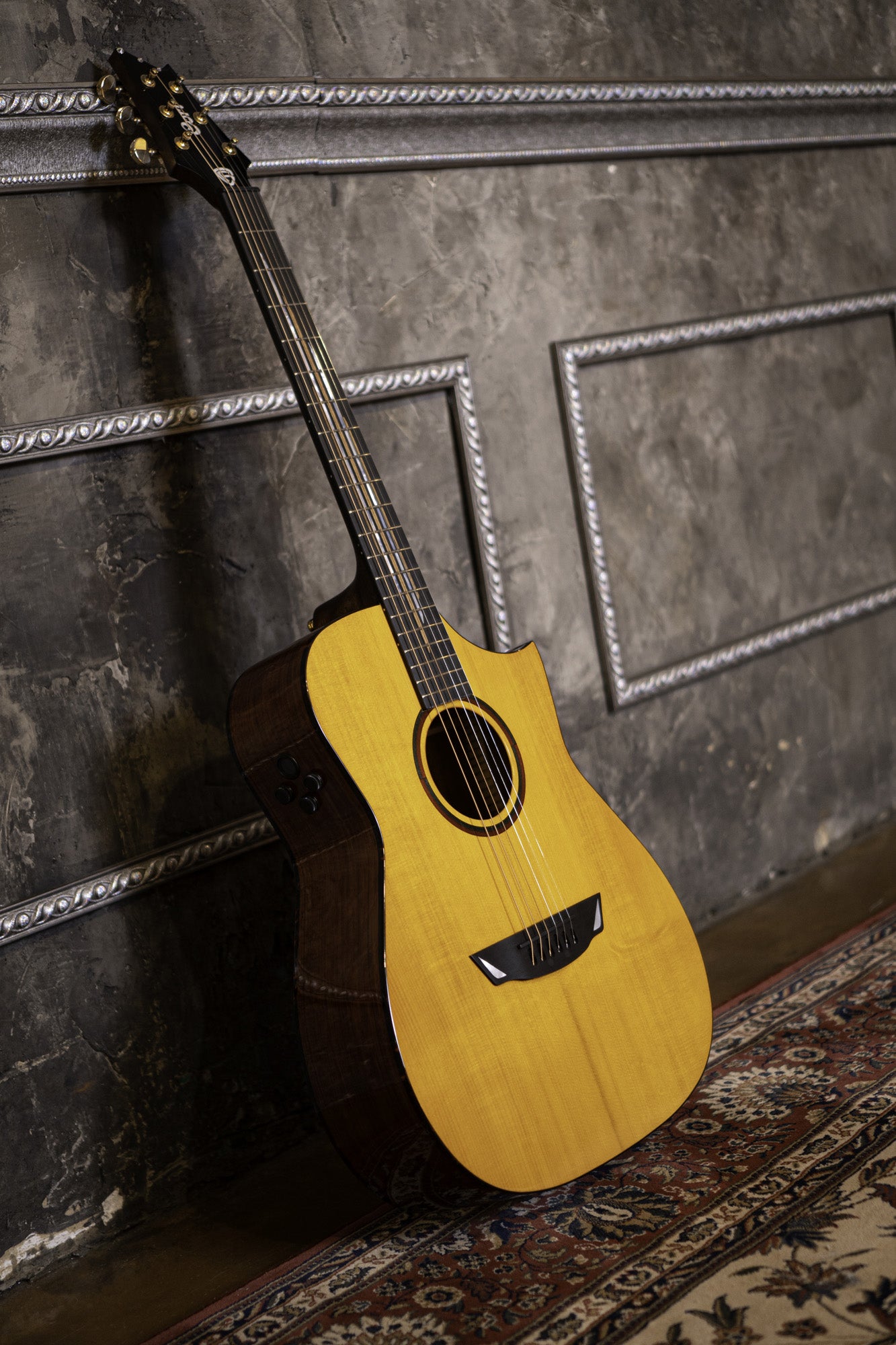 LUXE II, Frank Gambale Signature, forme Concert, table épicéa massif, f/e blackwood flammé, EQ Fishman, naturel brillant